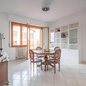 Appartamento Comfy Flat Steps Away From Station!, Siena